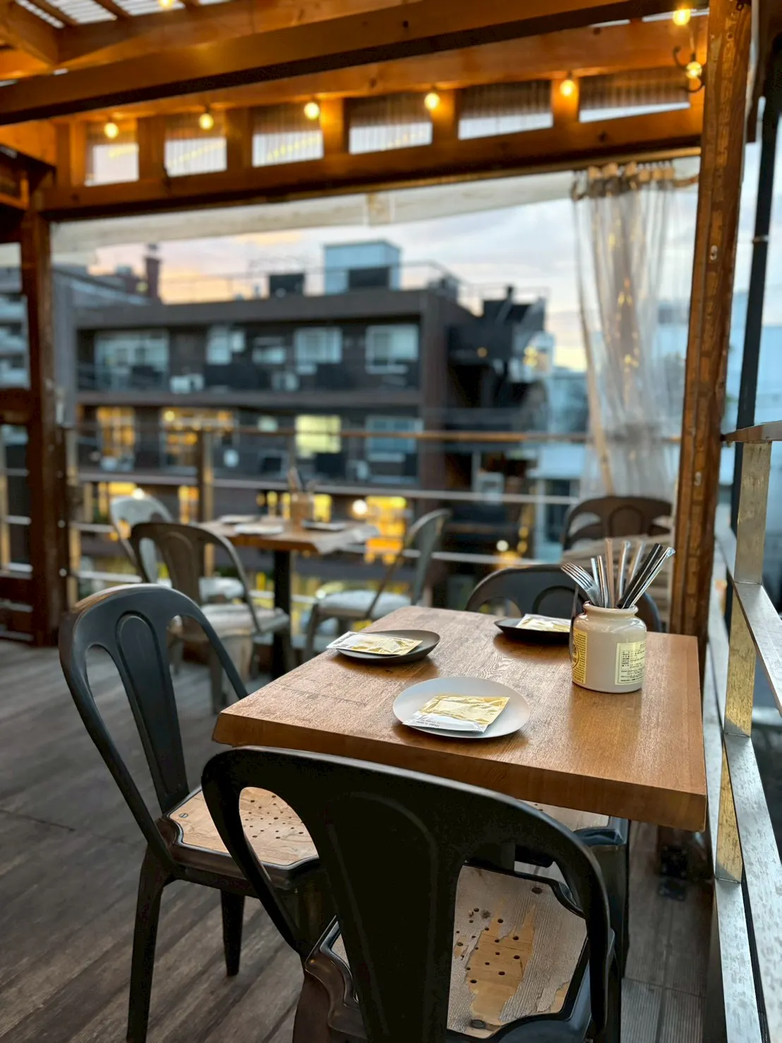 屋根裏のパリ食堂