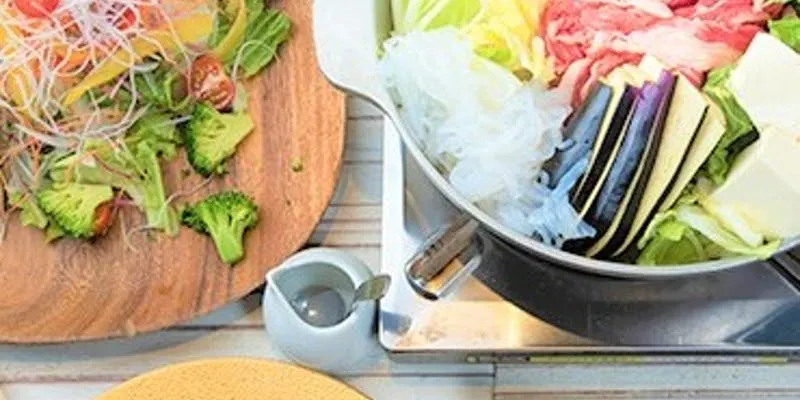 【特製キムチ鍋堪能プラン】野菜の豚肉巻串焼き盛合せ、キムチ鍋等全7品 3時間飲み放題付