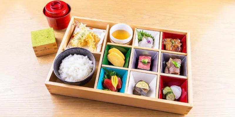 【松花堂 多古米の釜炊きご飯】伝統の松花堂を彩るSHARIのひと品