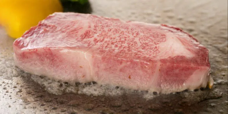 【Revolution神戸牛コース】グリーンサラダ、神戸牛を含む6品！ガッツリお肉を食べたい方に！