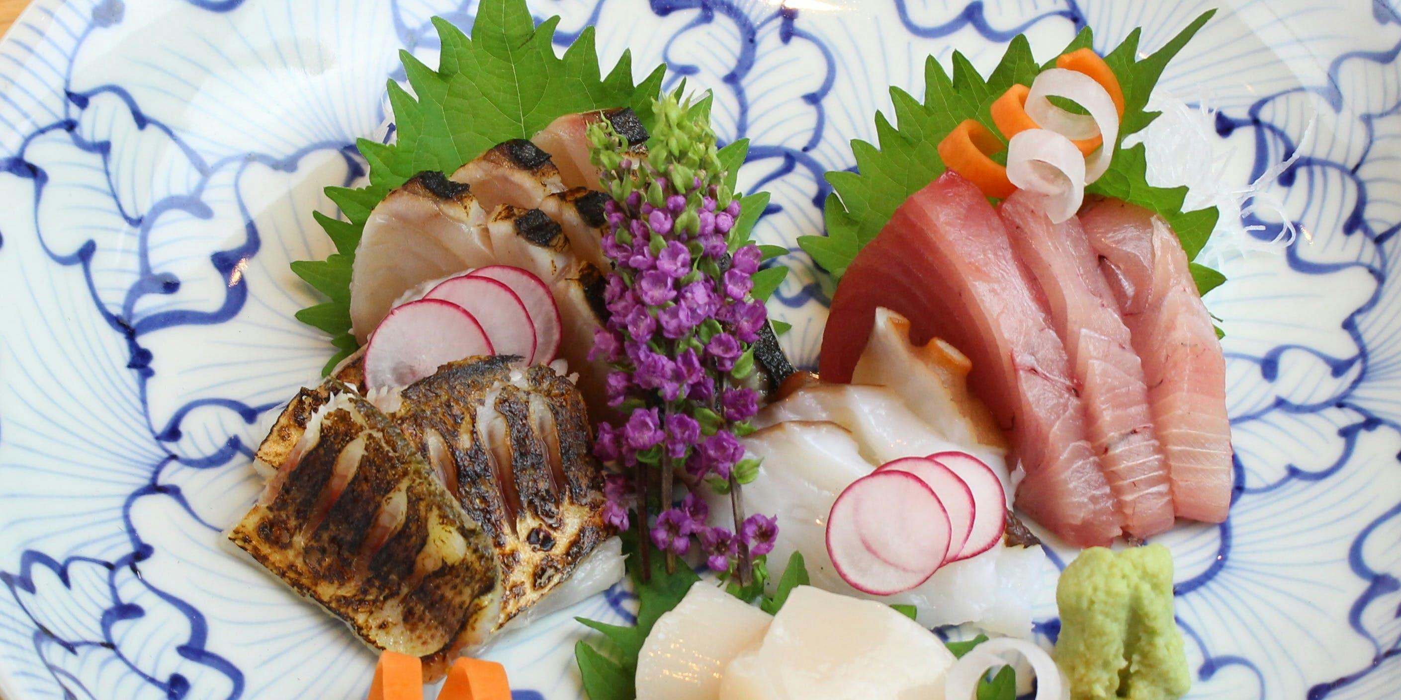 A luxurious course overflowing with seasonal flavors: appetizer, soup, sashimi, simmered dish, steamed dish, and today's kamameshi, among approximately 9 dishes.