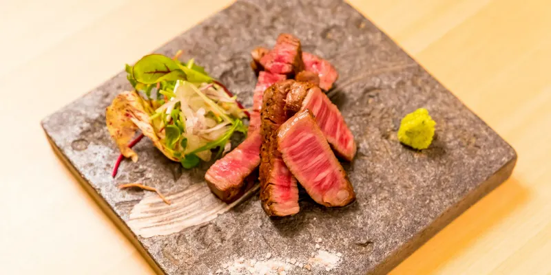 <銘肉>と<旬菜>を織り交ぜた【お任せコース】