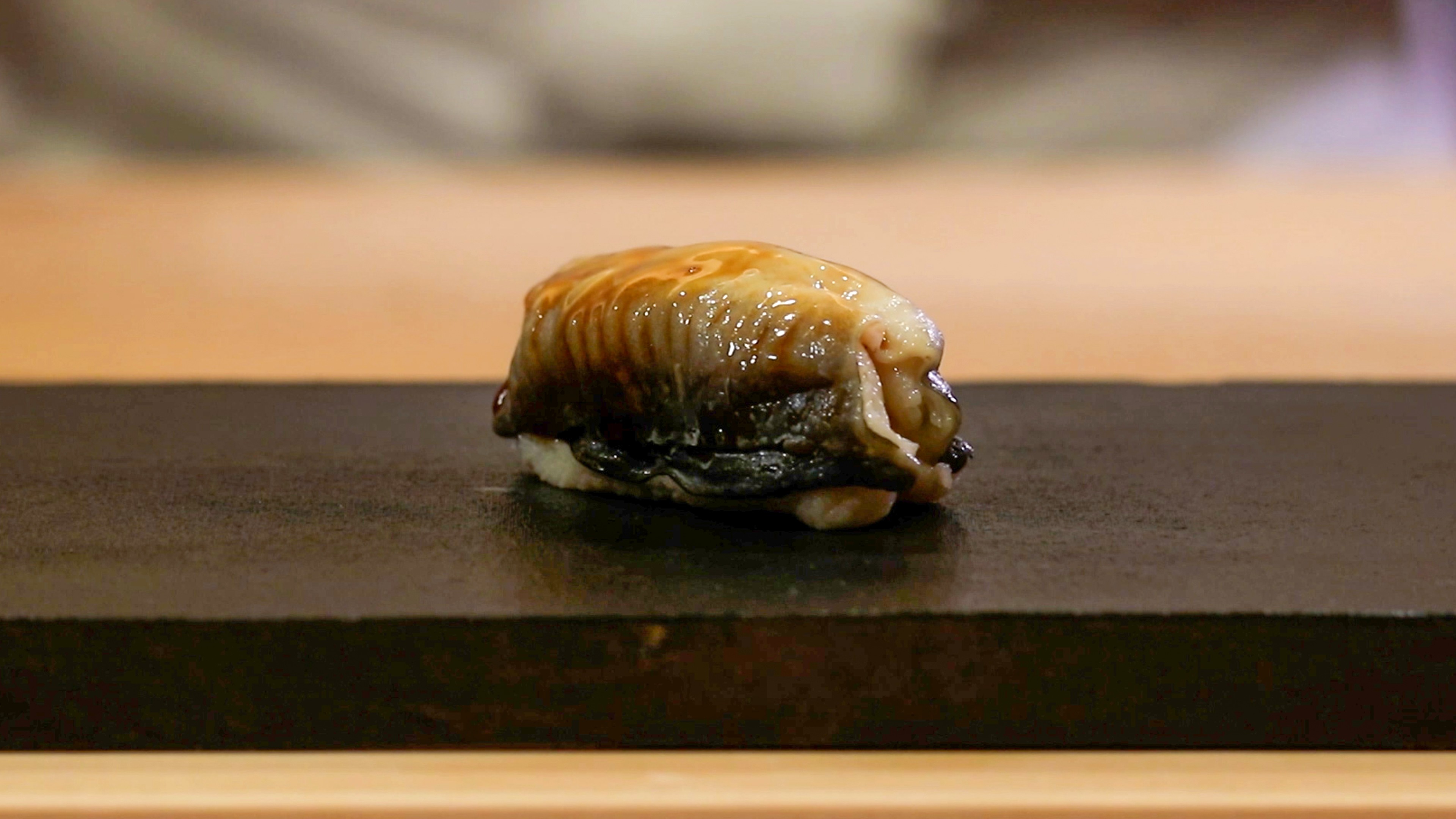 【旬づくし しづめ - ディナー -】  先付 二種、お造り 五種、逸品料理 三種 、鮨 十貫、お椀、甘味