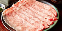 【しゃぶしゃぶ 松套餐】130克京都A5等級沙朗牛肉 5道菜的沙朗牛肉火鍋的圖像