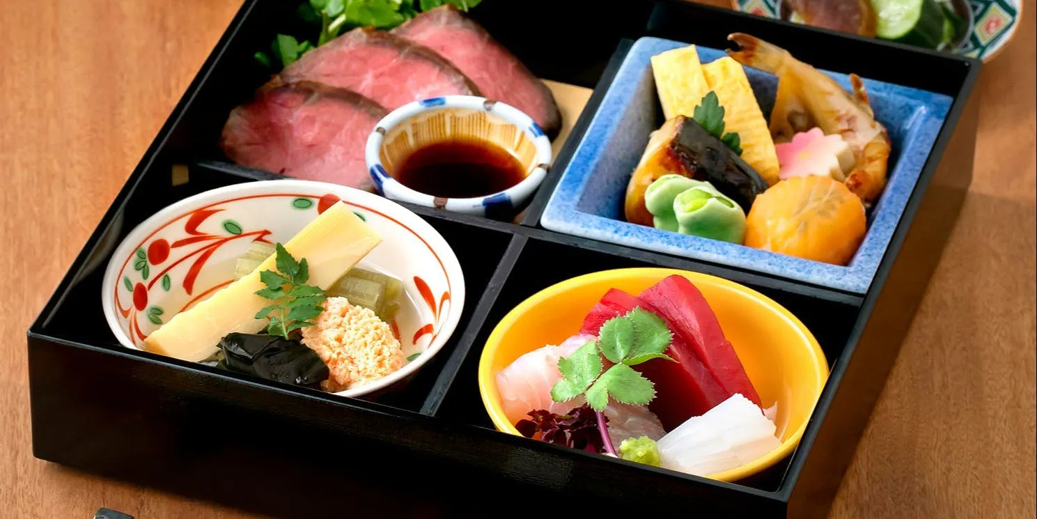 【松花堂弁当B】先付、お造り3種、茶碗蒸し、季節の土鍋ごはんなど全8品