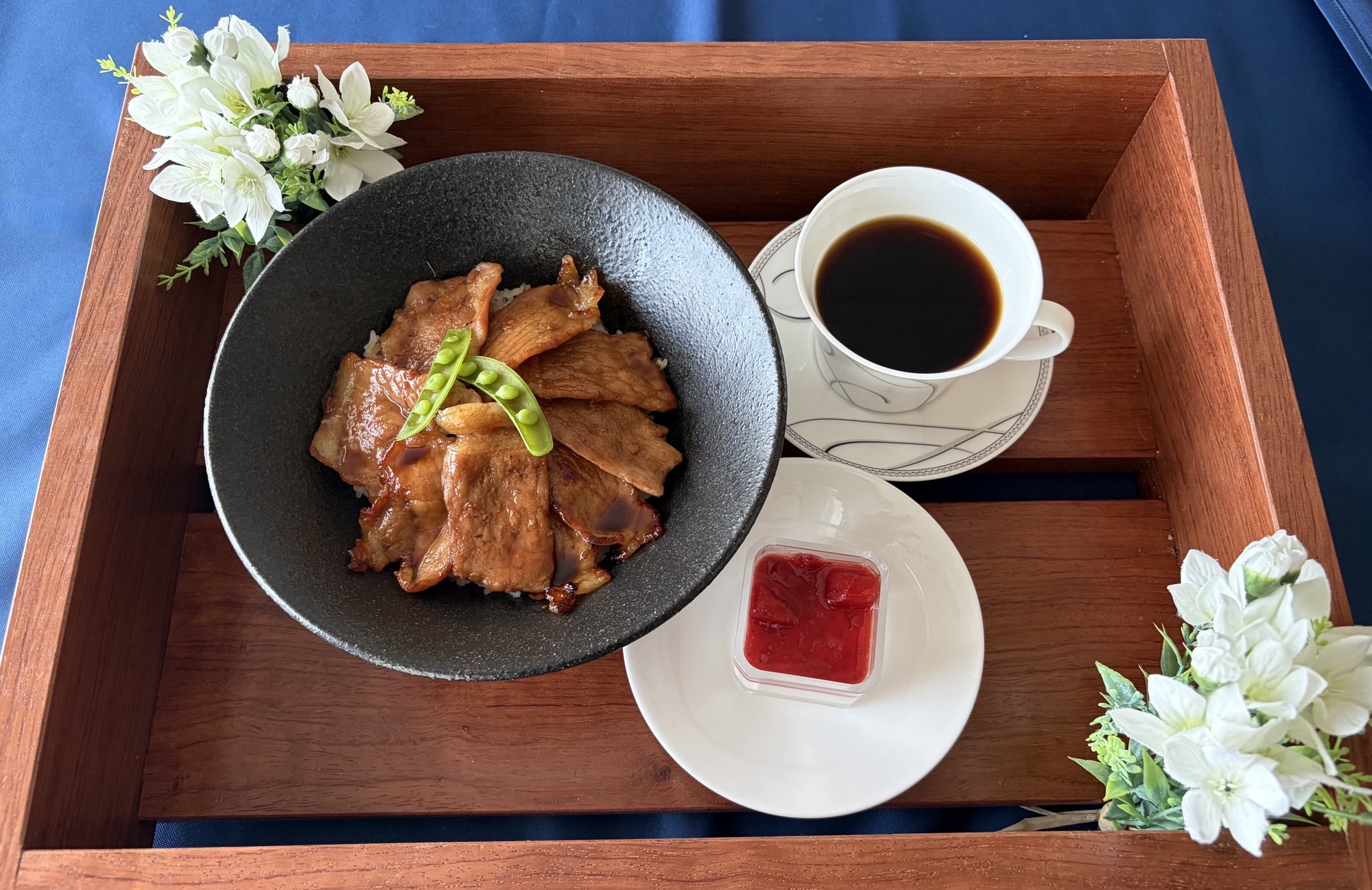 홋카이도 부타동 런치 세트（커피 또는 홍차 포함）