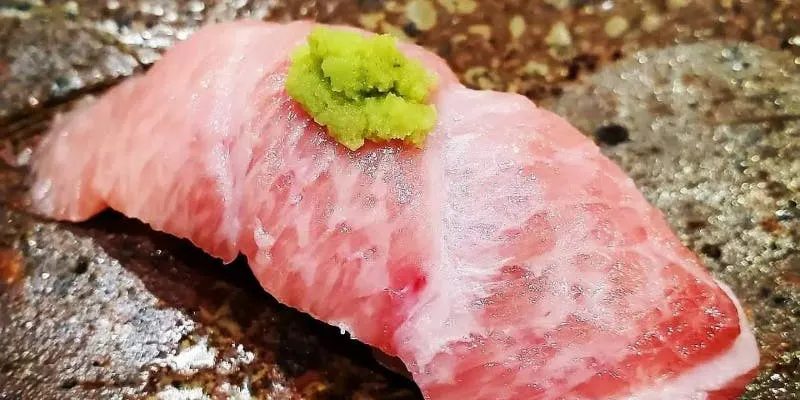 A full course including 9 dishes featuring crab cuisine, appetizers, 8 pieces of nigiri, and dessert