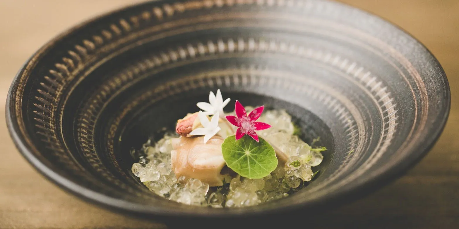 Enjoy our 【Dinner Course】 at lunch too, with snacks, amuse-bouche, appetizers, double main dishes, desserts, and more, all across 15 courses.