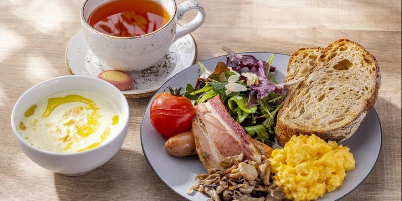 【平日限定】ヘルシー＆ボリューム！王道のアメリカン朝食プレート＋お好きなドリンク