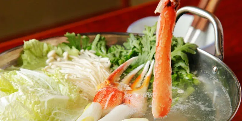 【極上黑毛和牛、霧島黑豬和雪蟹的涮涮鍋會席料理】＜全8道菜＞海膽蕎麥豆腐、生魚片等