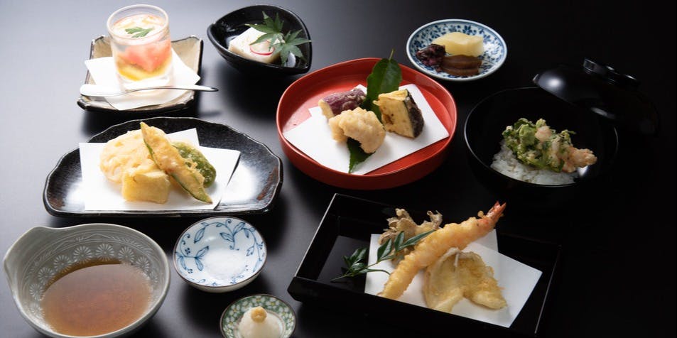 【午間限定｜現炸天婦羅套餐】包含季節前菜、10種天婦羅的全套4道菜