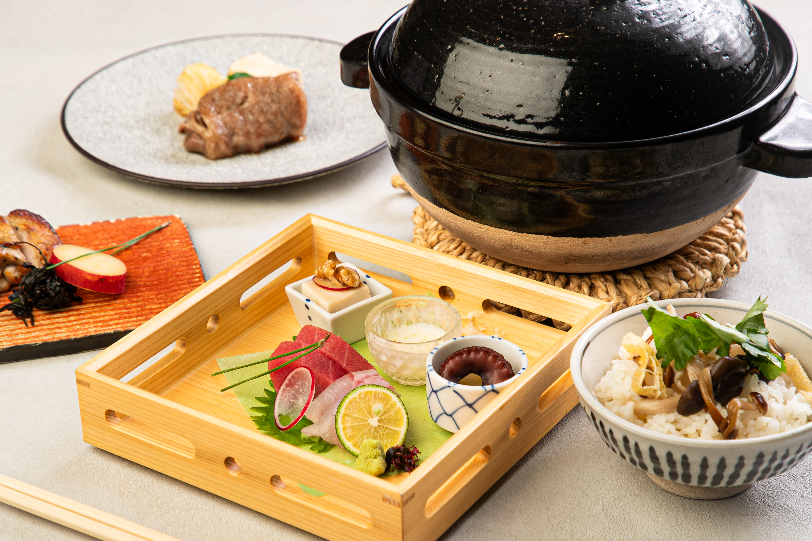 【乾杯スパークリング付き特別ランチ会席】真鯛の土鍋ごはんや岩中豚の陶板焼など　7品　4500円（税込）