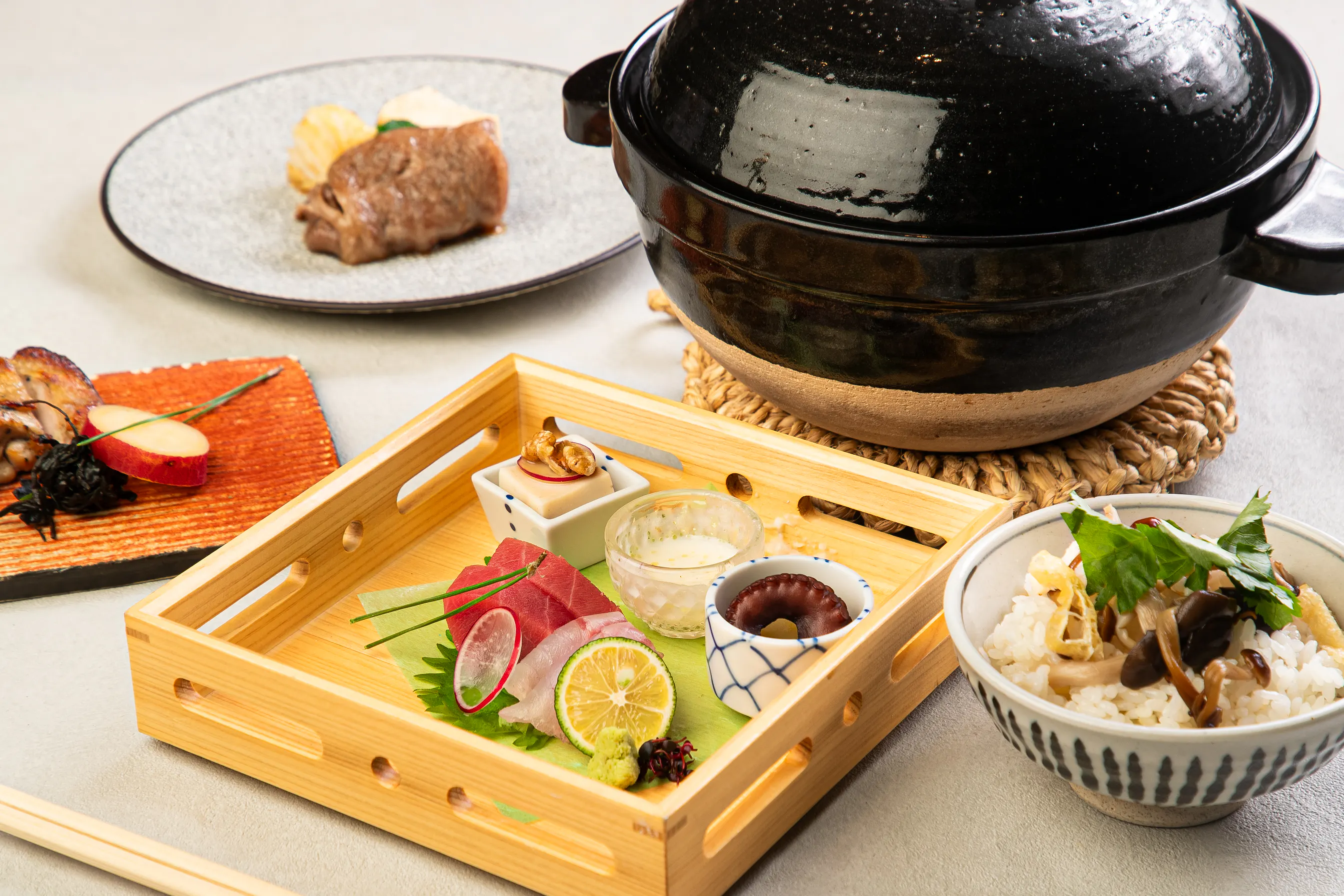 【乾杯スパークリング付き特別ランチ会席】真鯛の土鍋ごはんや岩中豚の陶板焼など　7品　4500円（税込）