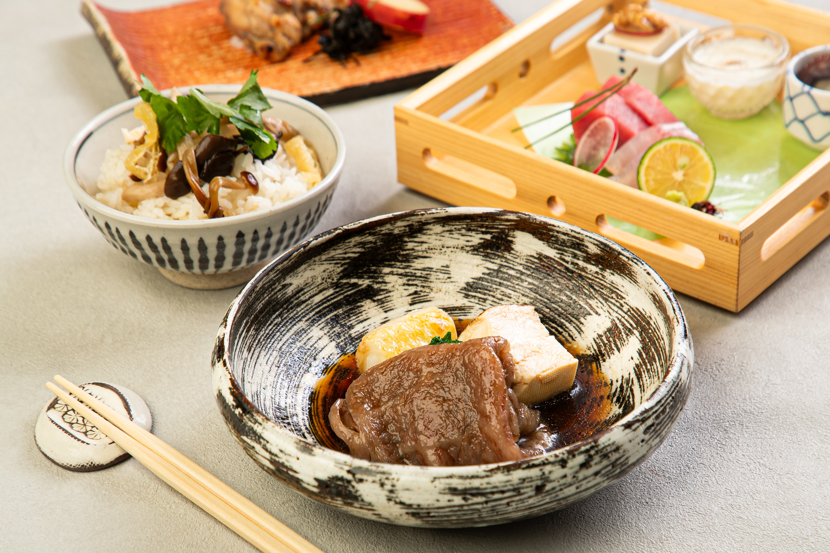 牛しぐれのおひつご飯やひらす西京焼きなど　ランチ会席5品　2500円（税込）