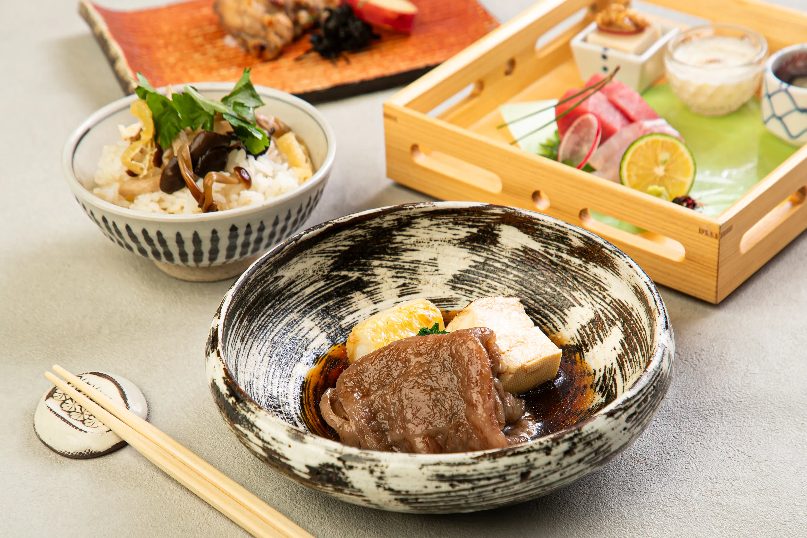 牛しぐれのおひつご飯やひらす西京焼きなど ランチ会席5品 2500円(税込)