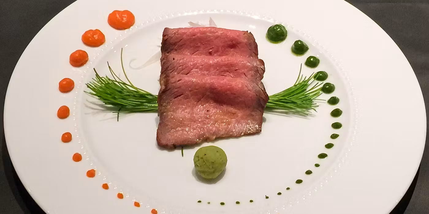 [Chef's Omakase Course] Savor a special 10-course meal prepared with meticulously selected ingredients.