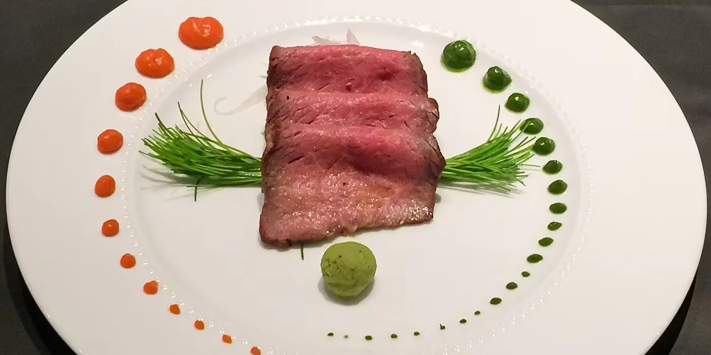 [Chef's Omakase Course] Savor a special 10-course meal prepared with meticulously selected ingredients.