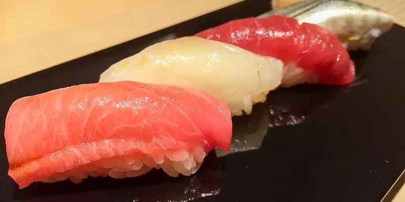 【任你選擇的套餐】包含7種小菜和13片壽司等。