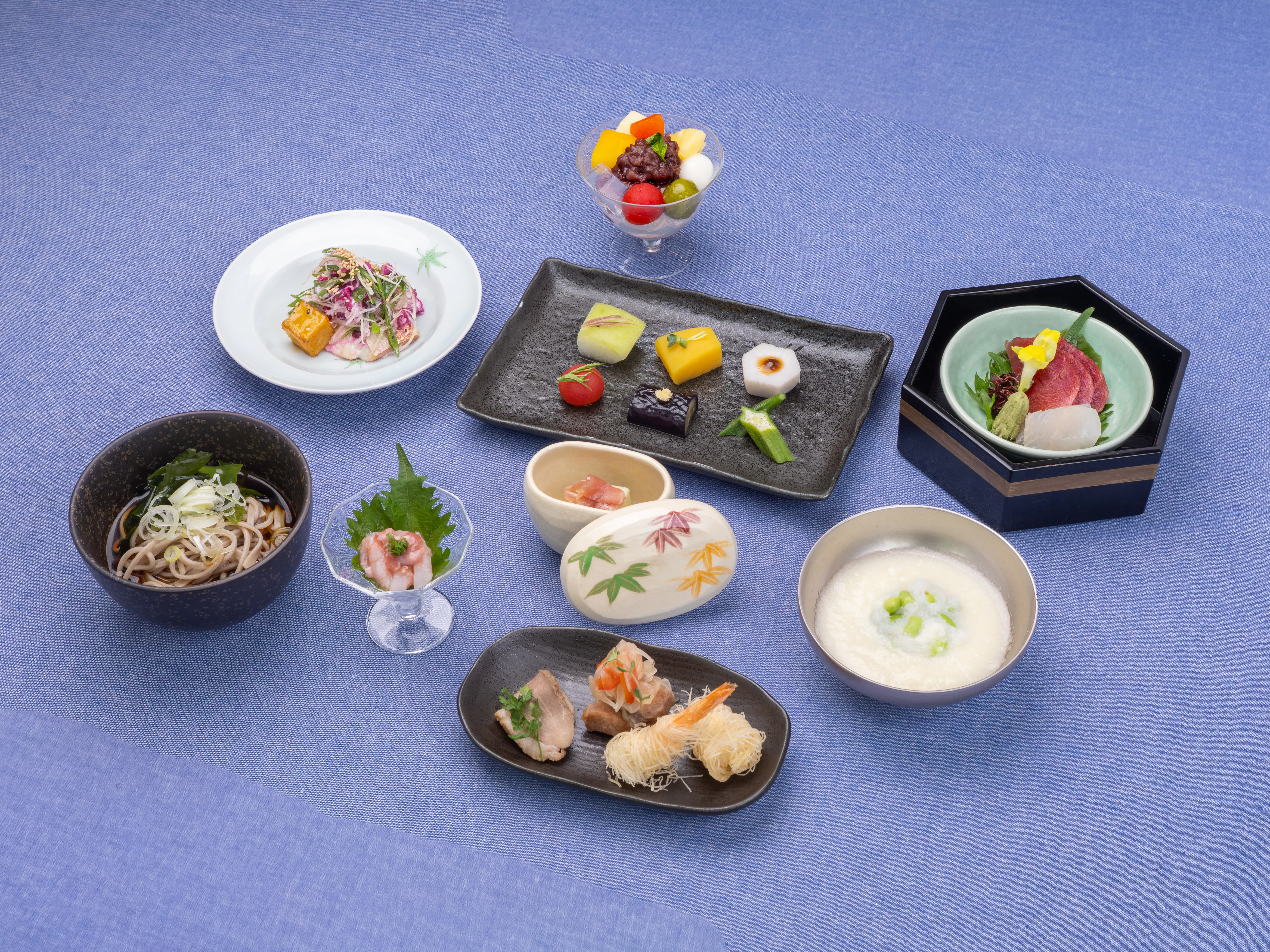 [Seasonal Kaiseki] A monthly changing enjoyment course featuring an assortment of five seasonal delicacies, carefully selected sashimi, and more