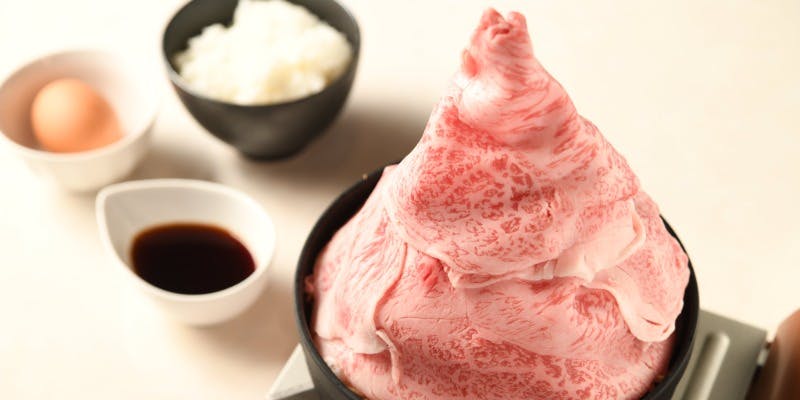 【肉鍋午餐】沙拉、泡菜、肉鍋、飯，甜點等總共6道菜。