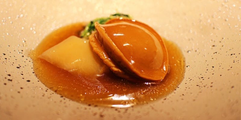 【Supreme Course at Xinhua】Braised Whole Yoshihama Dried Abalone, Shanghai Style Blue Shark's Fin and Three Types of Dried Ingredients, Buddha Jumps Over the Wall with Bladder of Dogfish and Fish!