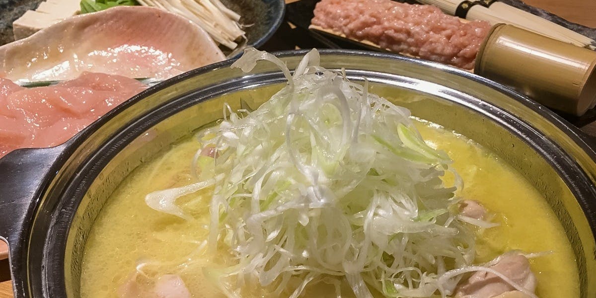 【도요미츠 코스】닭고기 세 종과 닭 간 볶음, 대표 메뉴인 미야자키현산 어린 닭 수타키 전골 등 총 6가지 요리