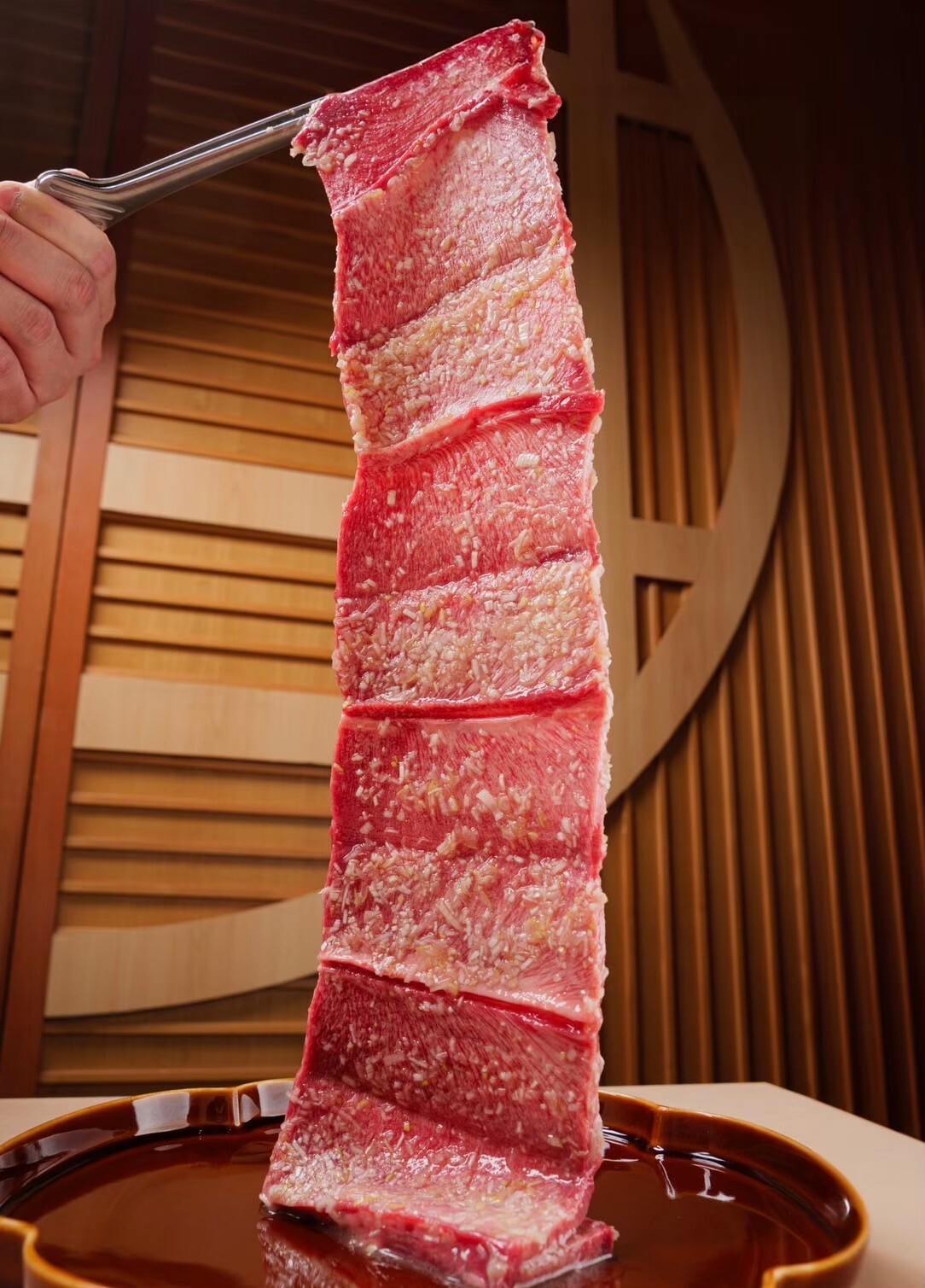 개실 확약! 신【新宿うしみつ開店記念コース】「엄선한 히레肉의 매콤한 브리오슈 カツサンド」「和牛雲丹ユッケドッグ」를 제공! 더욱 엄선된 육질의 구이를 엄선한 양념과 함께 제공합니다.