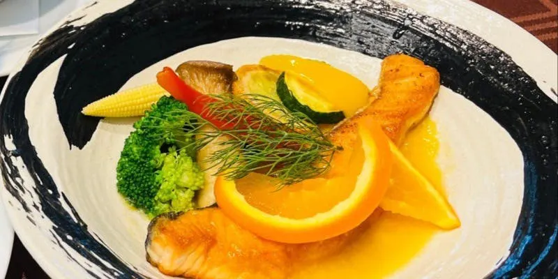 【サイドビュッフェ付】メインのサーモンポワレと鯛茶漬けのランチコース