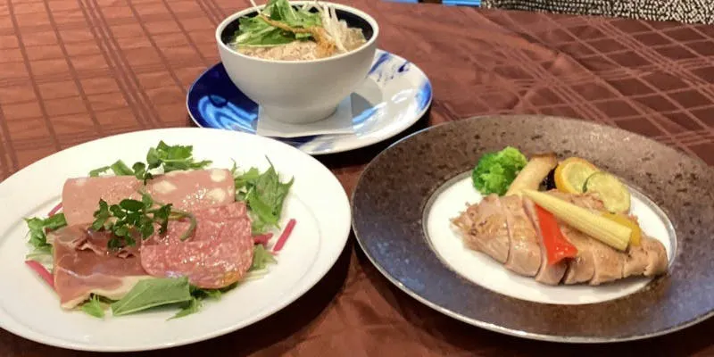Casual lunch course featuring meat dishes in a modern setting