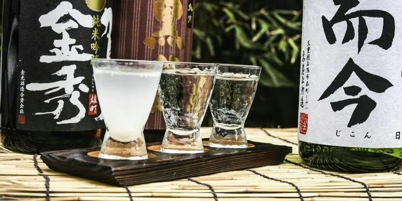 共8道菜，包括極致比內地雞料理與根菜雞肉末拌飯等的「花」套餐