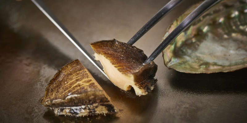【鐵板燒/近江牛與活鮑魚鐵板會席】25,000円