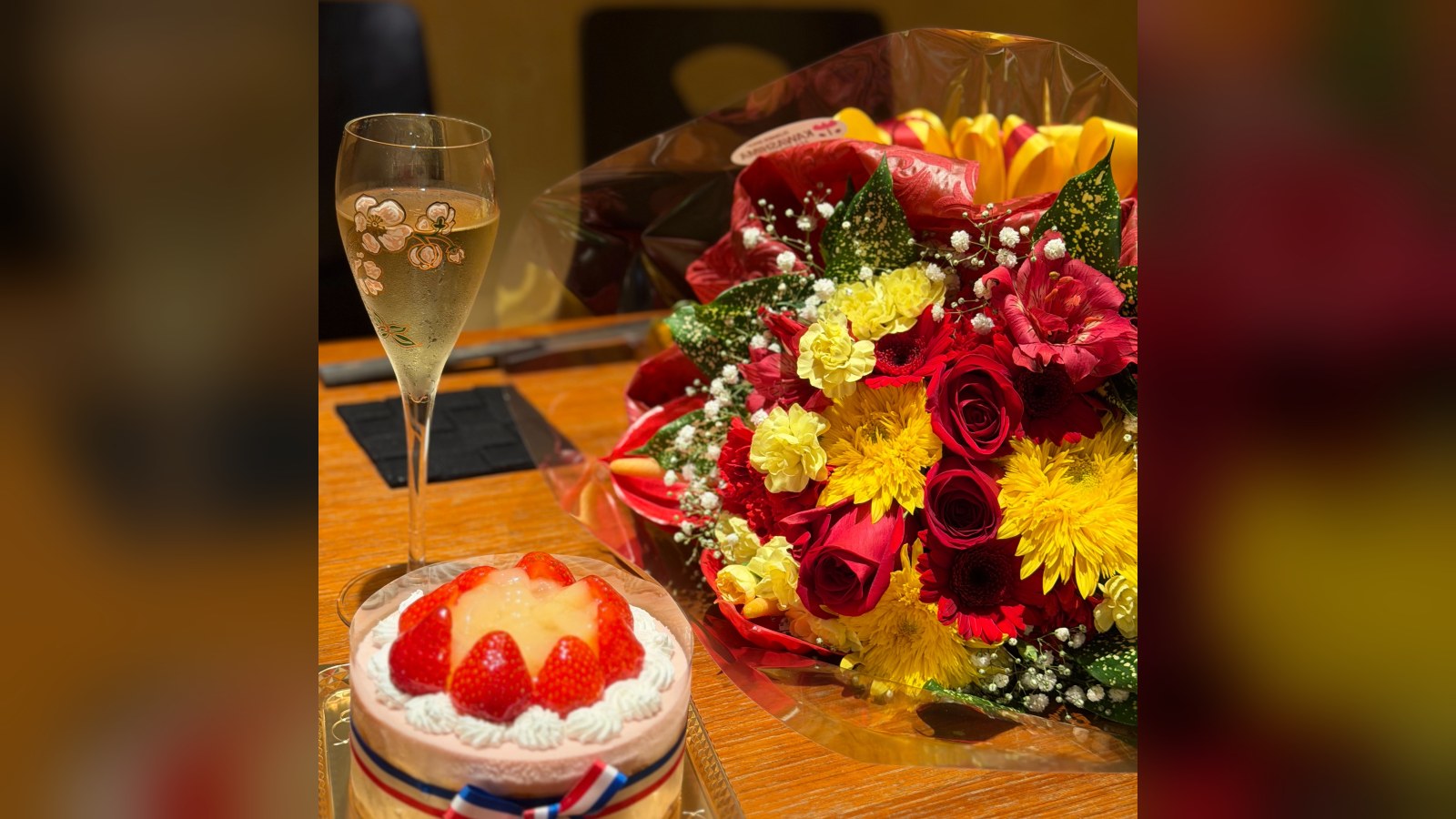 【誕生日・記念日】A5ランク黒毛和牛ステーキを含む全9品＋スパークリング・ケーキ・花束付｜プレミアムアニバーサリーコース