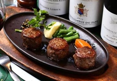 ＜Bコース＞メイン料理は丸くカットした柔らかい「ロールビーフステーキ」。ロブスターor蟹の海老巻きコロッケも選べます。全6品