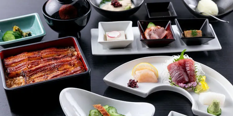 【Chef's Choice Course】A course to savor seasonal sashimi, eel omelet, and grilled eel rice box.