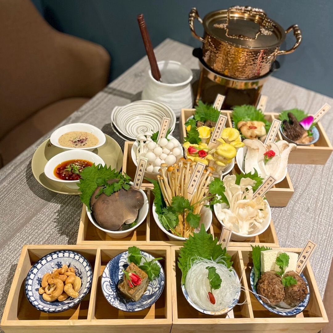 【オリエンタルウィーガン　大地の恵みコース】15,000円 (税別）　薬膳のきのこ鍋がメインとなった心と体に優しいコース