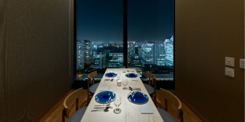 [Proposal Plan] A special day in a private room with a night view. Includes a course meal, one bottle of champagne, a whole cake, and 12 roses. Total of 8 dishes.