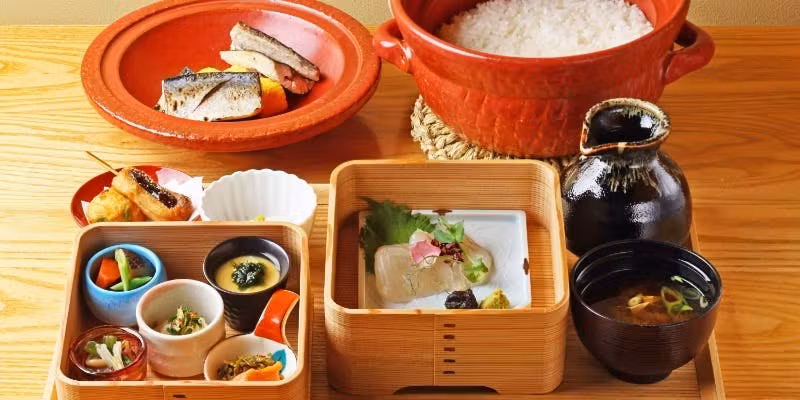【別邸 焼き魚 お重】四季折々の厳選旬食材を詰め込んだ特製お重や茶碗蒸し、ハーフビュッフェなど