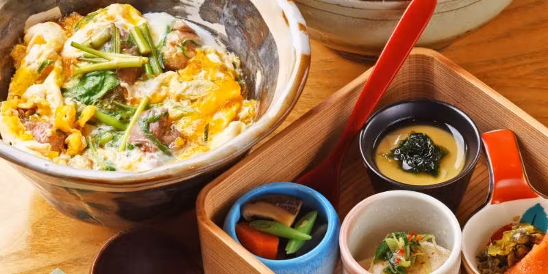 【別邸 七谷鴨親子丼 京都杉本製麺の鯛塩胡椒そば】京都七谷鴨親子丼や鯛塩胡椒そば、ハーフビュッフェなど