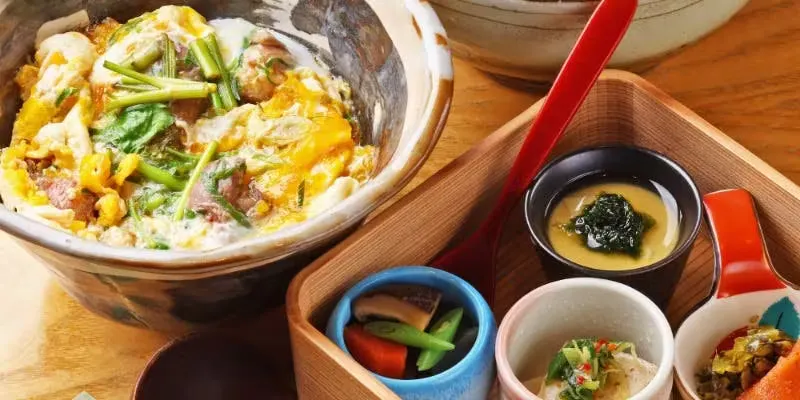 【別邸 七谷鴨親子丼 京都杉本製麺の鯛塩胡椒そば】京都七谷鴨親子丼や鯛塩胡椒そば、ハーフビュッフェなど