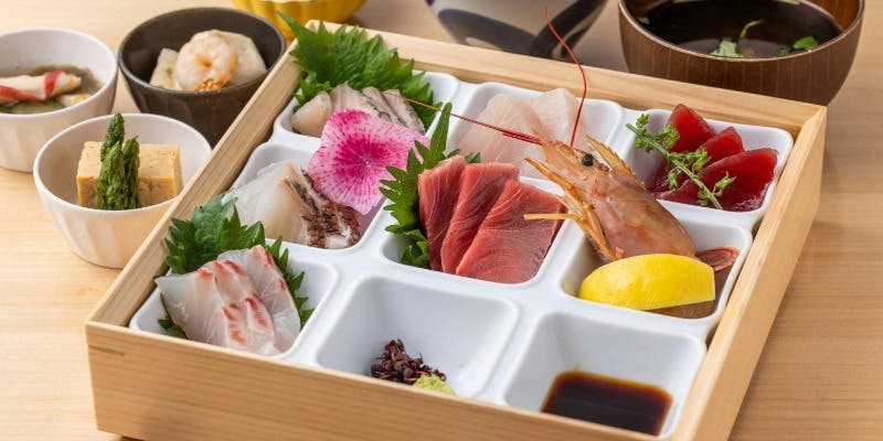 [Lunch] Deluxe Sashimi Set with Special Karaage, Small Dishes, and a Drink - Indulgent Lunch Set