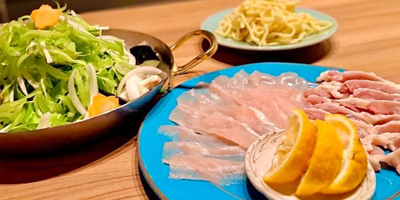 【鶏蒸し鍋コース】鶏の刺身2種、串焼き、シャポーン鶏の蒸し鍋、〆など