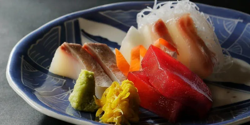 【季節的佳餚＜一＞】時令家常小菜、生魚片、烏龍麵等，敬請輕鬆享用