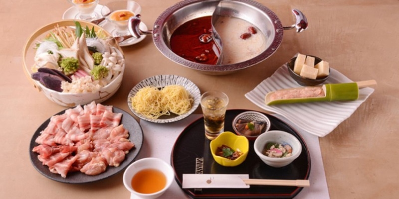 【京薬膳デトックス美肌きのこ鍋コース】お肉・お野菜を2色の薬膳スープで満喫！種類豊富なお野菜や具材をご堪能