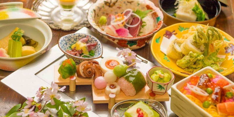 【主廚推薦會席】佐料、八寸、生魚片、炸物、小火鍋、釜飯等共8道料理