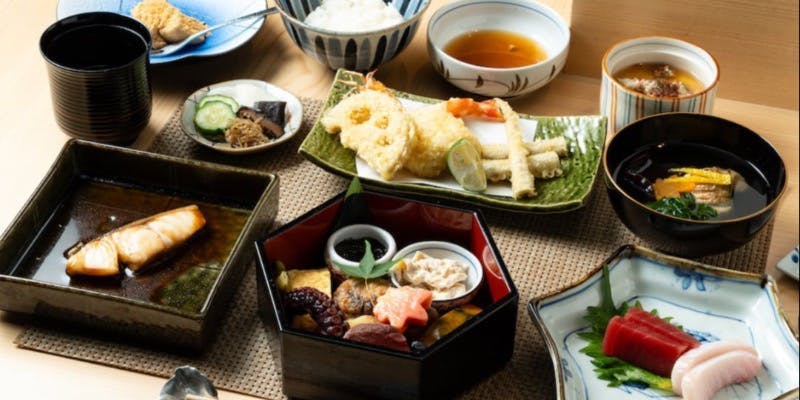 【おまかせ】お造り、八寸、天ぷら、煮魚、ご飯、デザートなど全6品