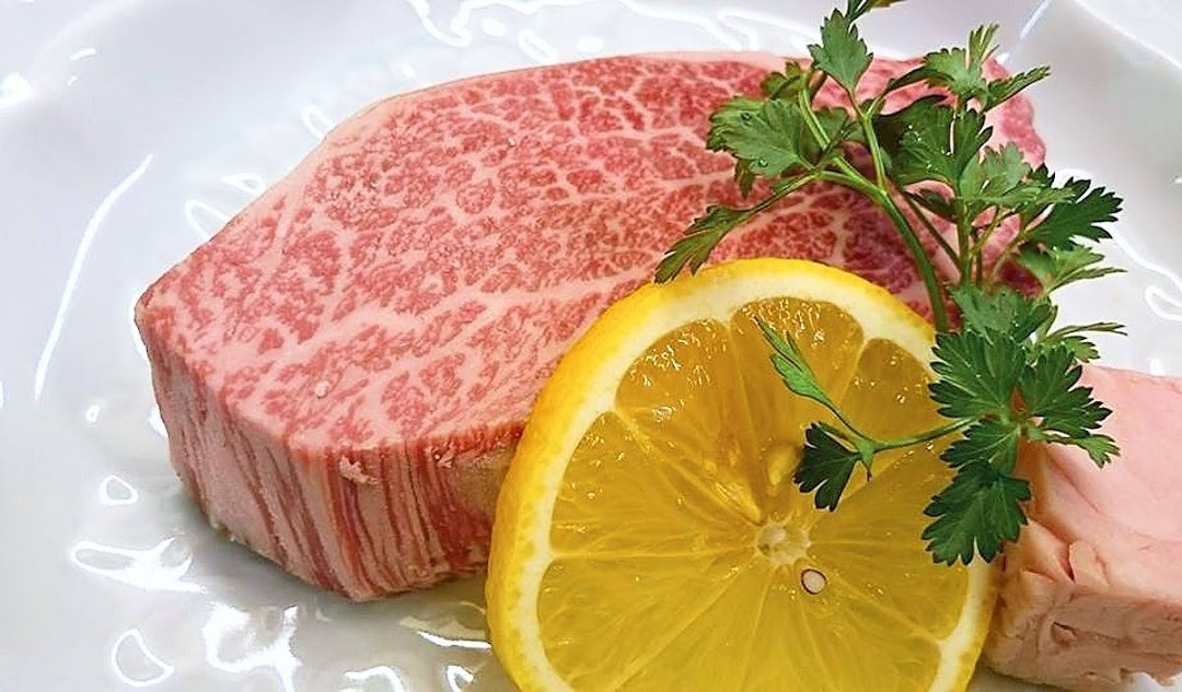 【松阪肉ビーフステーキ】ステーキ、生野菜、ご飯、香の物、止椀