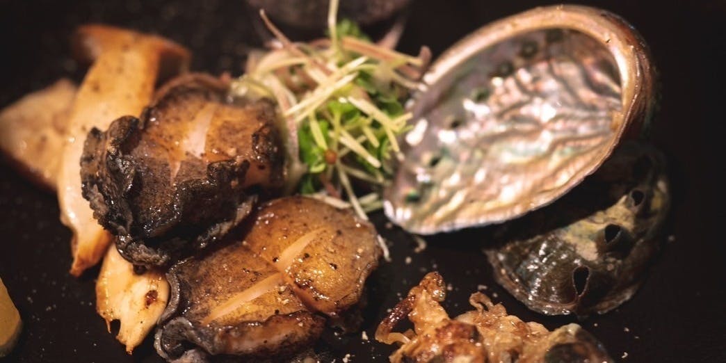 【鮑ランチ】天晴れサラダと名物トロたまや活鮑の鉄板焼、厳選牛のサーロインステーキ