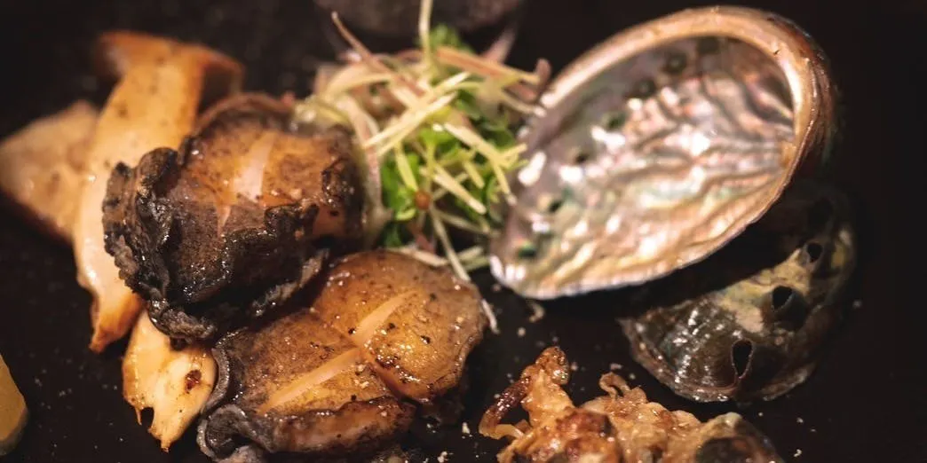 [Abalone Lunch] Teppan-grilled fresh abalone and carefully selected beef sirloin steak, served with the Appare Salad and our signature Toro-tama
