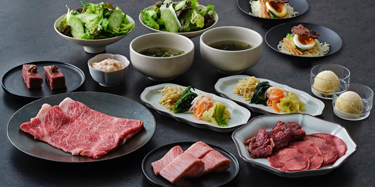 [FUJI] 11-course meal featuring 5 kinds of meat, including premium skirt steak and marbled sukiyaki-style grilled loin, along with soup and dessert