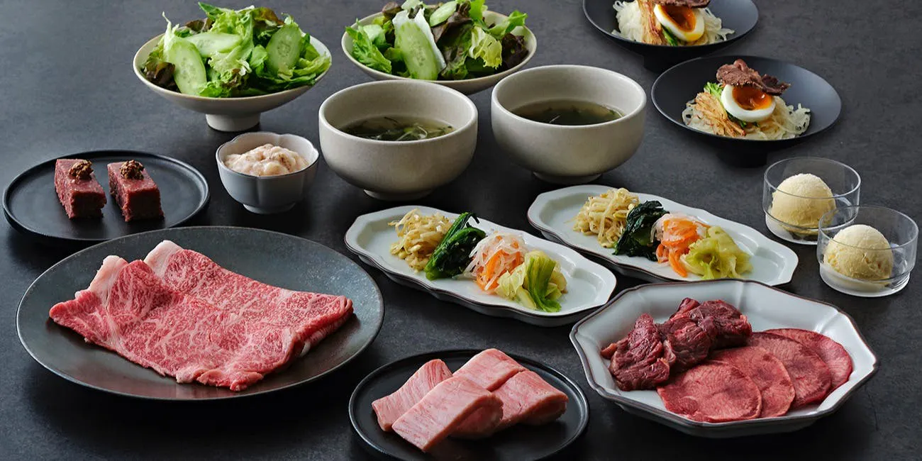 [FUJI] 11-course meal featuring 5 kinds of meat, including premium skirt steak and marbled sukiyaki-style grilled loin, along with soup and dessert